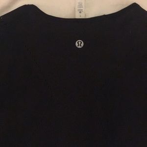 😻Lululemon Black cutout workout top. Size small😻